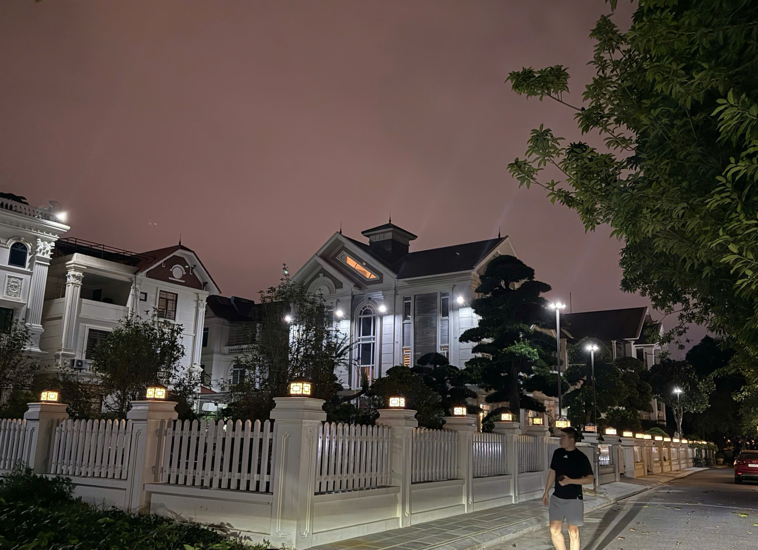 Một Tuần Rộn Ràng Tại Việt Nhật Solar: Hàng 100 Bộ Đèn Năng Lượng Mặt Trời Đã "Lên Sóng" Thắp Sáng Các Miền Quê! 18 đèn liền thể UFO 1500W lắp đặt ở biệt thự