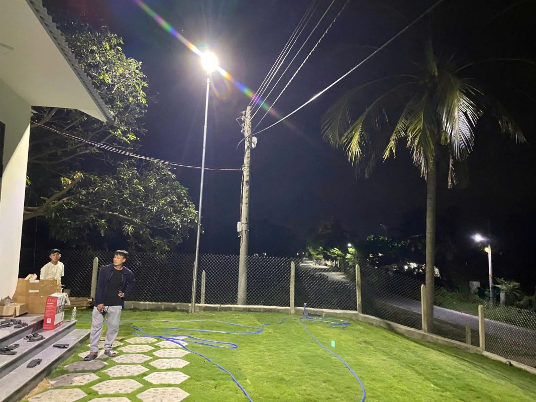Đèn Năng Lượng Mặt Trời Là Gì? Cấu Tạo Và Nguyên Lý Hoạt Động Chi Tiết 20 Hình ảnh thực tế đèn đường bàn chải 1000W Tại nhà khách