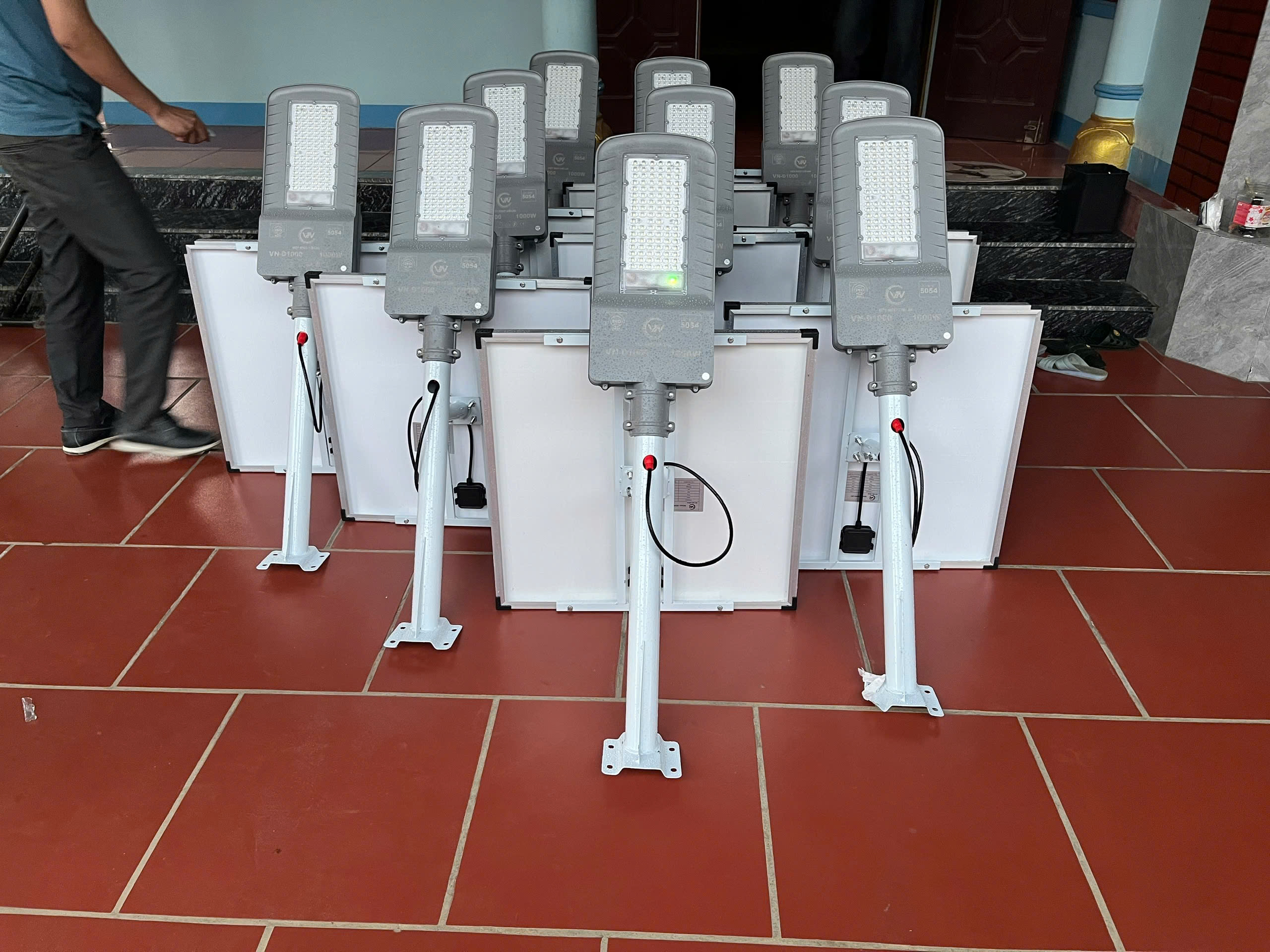 Mạch MPPT Là Gì? Làm sao để 1 tấm pin mặt trời phát công suất tối đa nhất? 7 Hình ảnh thực tế đèn đường bàn chải 1000W