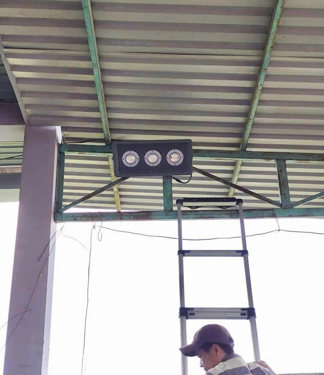 Chọn Đèn Năng Lượng Mặt Trời 1 Giải Pháp Chiếu Sáng Trang Trại Cho Các Nông Dân Tiết Kiệm Nhất? 16 Feedback khách hàng đèn năng lượng mặt trời chống nổ VN900 & VN1000