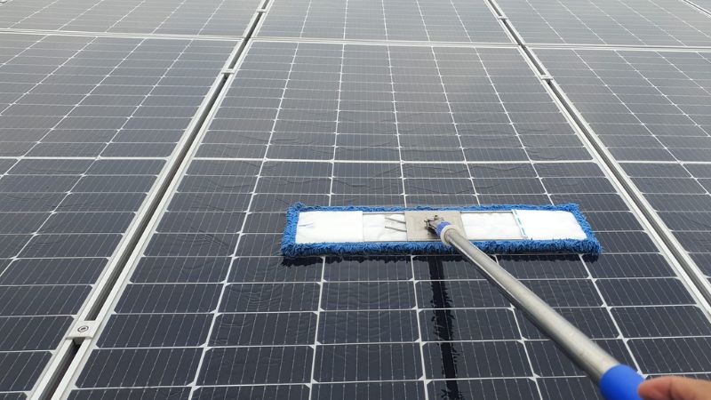 Hướng Dẫn Vệ Sinh Tấm Pin Năng Lượng Mặt Trời Giúp Đèn Sạc Nhanh, Dùng Bền Bỉ 10 Vệ Sinh Tấm Pin Năng Lượng Mặt Trời