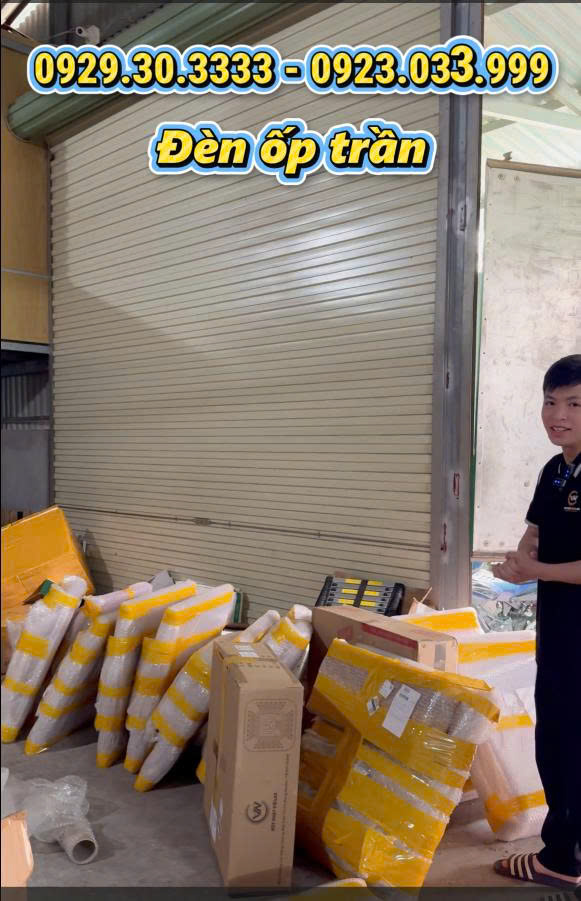 Một Tuần Rộn Ràng Tại Việt Nhật Solar: Hàng 100 Bộ Đèn Năng Lượng Mặt Trời Đã "Lên Sóng" Thắp Sáng Các Miền Quê! 11 100 Bộ Đèn Được Đóng Gói Và Khẩn Trương Giao Đến Tay Khách Hàng