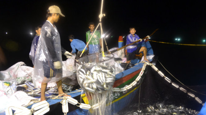 ĐÈN NĂNG LƯỢNG MẶT TRỜI CHO TÀU CÁ - GIẢI PHÁP CHIẾU SÁNG CHO NGƯ DÂN 12 Mưa trên tàu với người dân đánh bắt