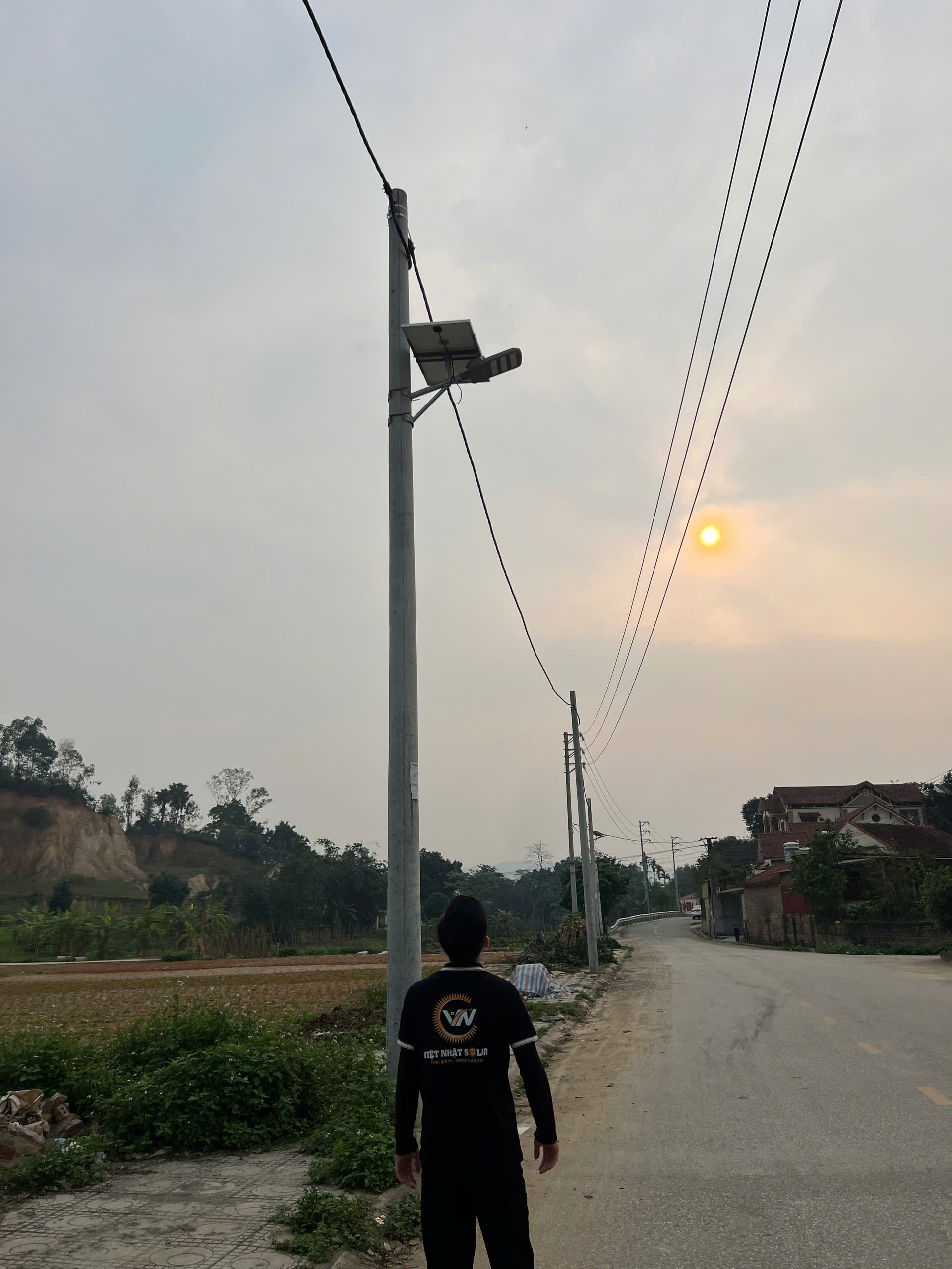 Một Tuần Rộn Ràng Tại Việt Nhật Solar: Hàng 100 Bộ Đèn Năng Lượng Mặt Trời Đã "Lên Sóng" Thắp Sáng Các Miền Quê! 16 Đèn bàn chải CT300 lắp tại ngõ xóm