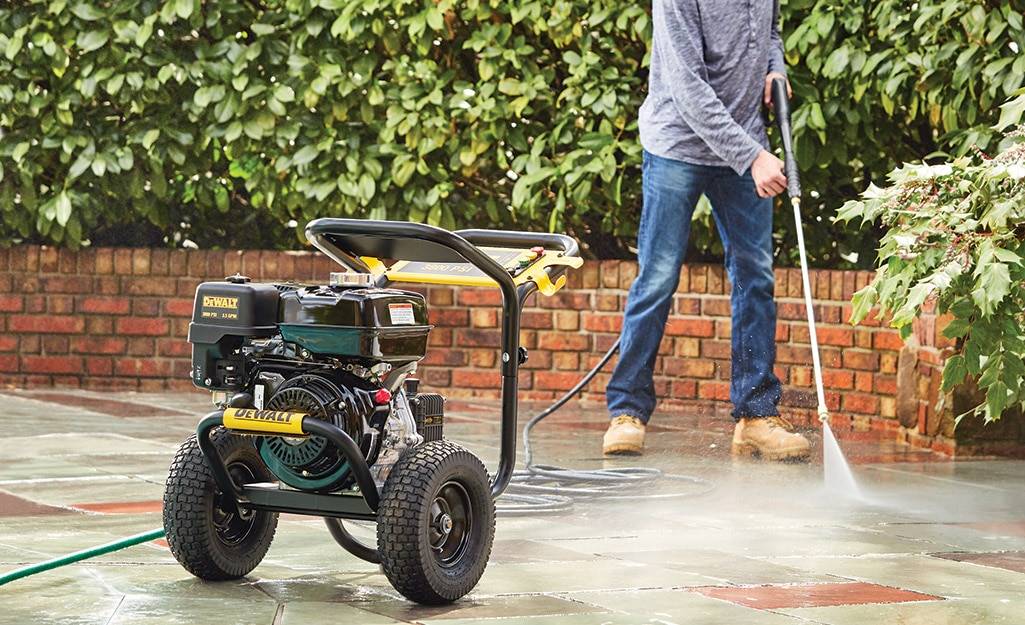 Hướng Dẫn Vệ Sinh Tấm Pin Năng Lượng Mặt Trời Giúp Đèn Sạc Nhanh, Dùng Bền Bỉ 14 Dùng vòi xịt áp lực quá cao